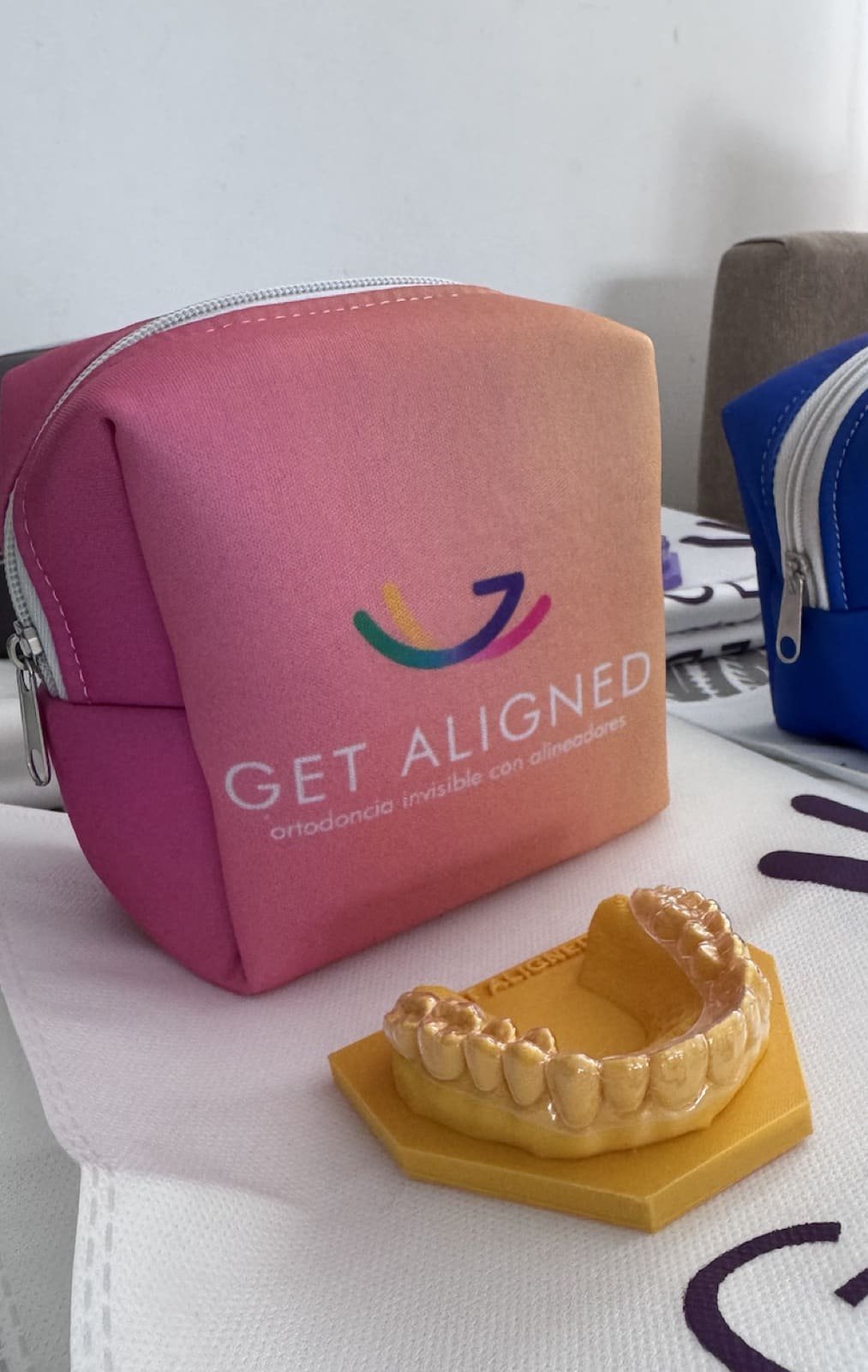 Estuche rosa GET ALIGNED junto a un modelo dental