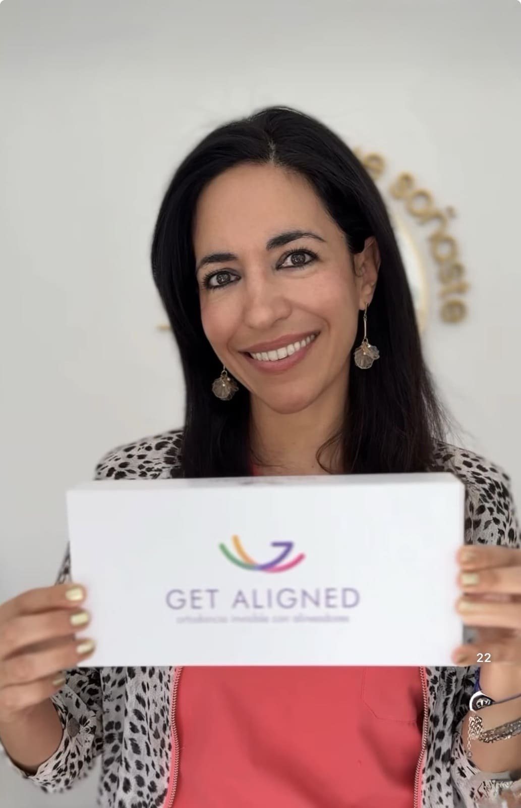 Dra. Romina Gondolo con una caja de alineadores GET ALIGNED
